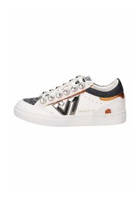 Sneaker bianco con accenti neri e rame, dettagli glitterati, faux gemme sulle stringhe e una suola liscia e testurizzata. Nome del marchio visibile.