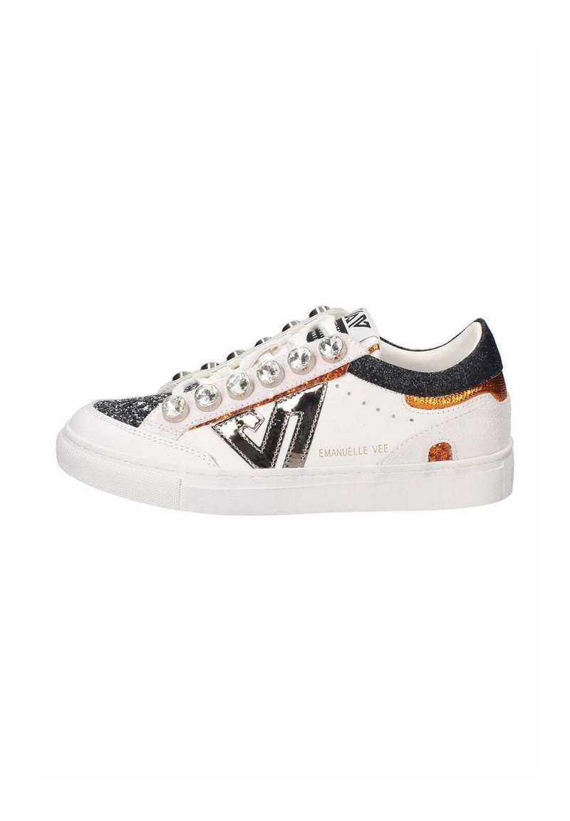 Sneaker bianco con accenti neri e rame, dettagli glitterati, faux gemme sulle stringhe e una suola liscia e testurizzata. Nome del marchio visibile.