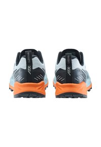 Trail løbesko med en blå og grå overdel, sorte accenter, orange hæl og struktureret sort sål; har en pull tab og reflekterende detaljer.