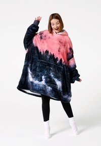 Prekrytý veľký kapucňový uterák z mäkkého fleece s gradientným dizajnom v ružovej a námorníckej modrej farbe, so siluetami stromov na dolnej hrane.