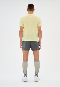 CEP ULTRALIGHT SHORTS LOOSE FIT MEN - Kurze Sporthose - grey