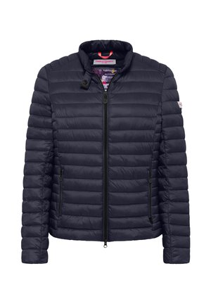 Marineblaue gesteppte Jacke mit Frontreißverschluss, seitlichen Reißverschlusstaschen, Stehkragen und Markenetikett innen am Kragen.