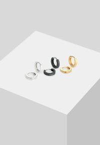 Tres pares de pendientes de aro: metal brillante en plata y oro amarillo, acabado mate en negro, forma circular, presentan un diseño semiabierto.