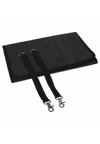 Organisateur en tissu noir plié avec deux sangles noires attachées se terminant par des attaches pivotantes en métal et des anneaux en D sur un fond blanc.