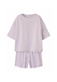 Korte lavendel loungewear set van zachte stof, met een losse top met korte mouwen voorzien van kleine roze hartjespatronen en bijpassende shorts.