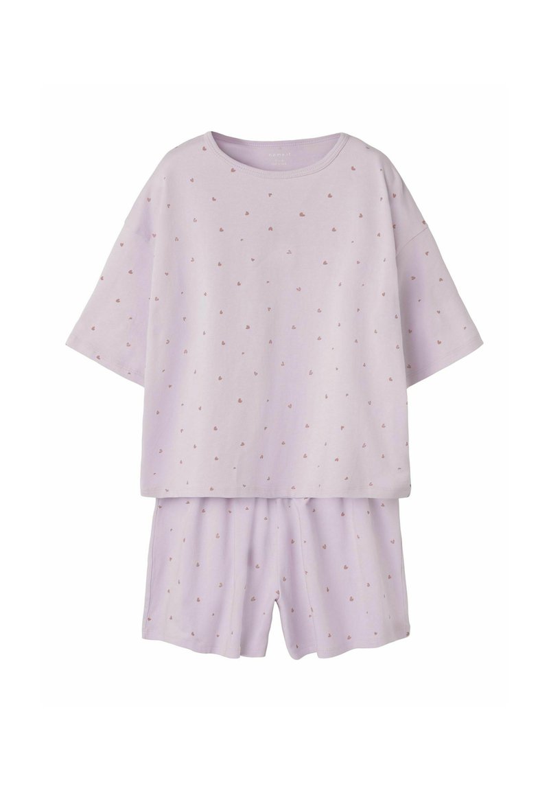Korte lavendel loungewear set van zachte stof, met een losse top met korte mouwen voorzien van kleine roze hartjespatronen en bijpassende shorts.