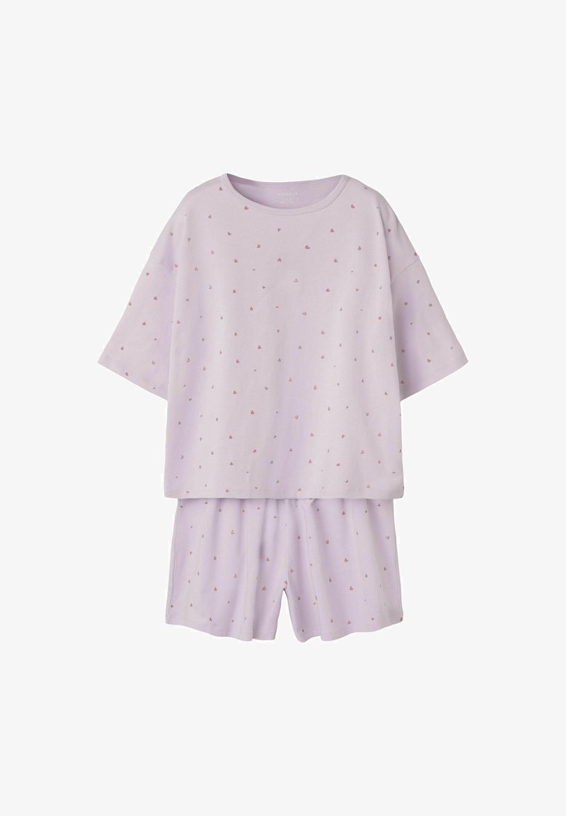 Korte lavendel loungewear set van zachte stof, met een losse top met korte mouwen voorzien van kleine roze hartjespatronen en bijpassende shorts.