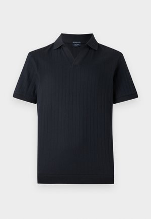 Polo tricoté noir à manches courtes avec rayures verticales texturées, ouverture en V et col plat sur un fond gris clair.