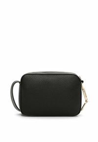 Borsa in pelle nera con texture a granulato, forma rettangolare, chiusura superiore con zip e manico laterale. Accenti in metallo color oro.