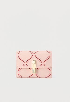 Liten rosa lærpung med diamantmønster som viser rød innside, med en gull vridelås på frontklaffen.