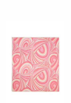 Textile rose à motifs avec des lignes tourbillonnantes dans des nuances variées de rose et de crème, créant un design abstrait aux courbes douces.