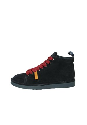 Sneaker alto in suede nero con lacci rossi e una targhetta beige. Presenta una suola in gomma piatta e una linguetta blu sul retro.