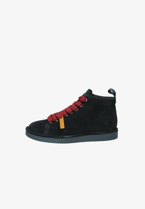 Sneaker alto in suede nero con lacci rossi e una targhetta beige. Presenta una suola in gomma piatta e una linguetta blu sul retro.