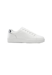 Sneaker bianche realizzate in materiale sintetico, caratterizzate da una texture liscia, chiusura con lacci sul davanti e un accento argento sul tallone con suola rigata.
