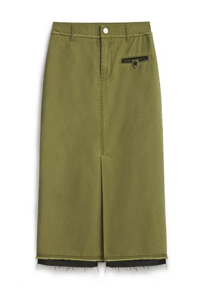 Falda verde oliva, de longitud a la rodilla, con una abertura frontal, bolsillo con cremallera y dobladillo deshilachado. Fabricada con un material duradero y de textura suave.