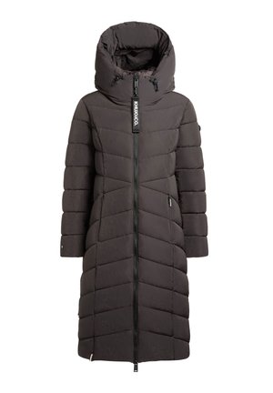 Langer, dunkelgrauer Puffermantel mit großer Kapuze, diagonaler Steppung, Frontreißverschluss und seitlichen Taschen. Der Stoff wirkt glatt mit leichtem Glanz.