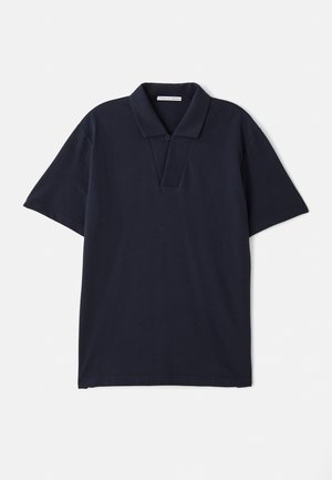 Polo bleu marine en coton, avec un col, des manches courtes et une patte de boutonnage à deux boutons, possédant une texture lisse.