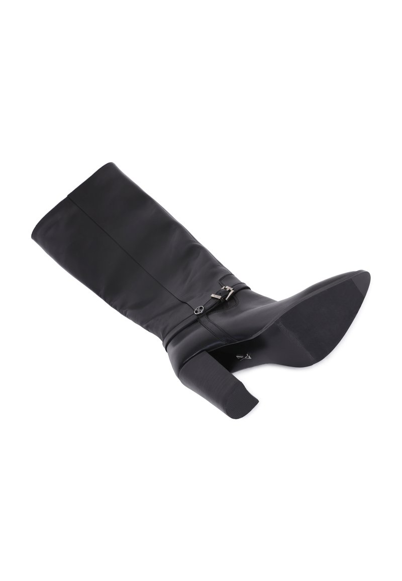 Schwarze Stiefel aus Leder bis zum Knie mit einem quadratischen hohen Absatz, einer seitlichen Schnallendetail und glatter Textur. Die Sohle hat ein leichtes Grip-Muster.
