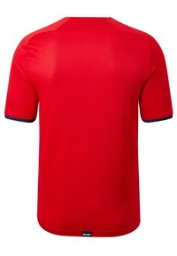Camiseta deportiva roja de manga corta con una textura en la tela, acentos en azul marino alrededor de las mangas y una etiqueta en la parte inferior.