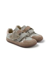 Sneakers con cinturini in Velcro, caratterizzati da una combinazione di suede grigio chiaro e tan, con un dettaglio a forma di cuore glitterato dorato su un lato e una finitura testurizzata.