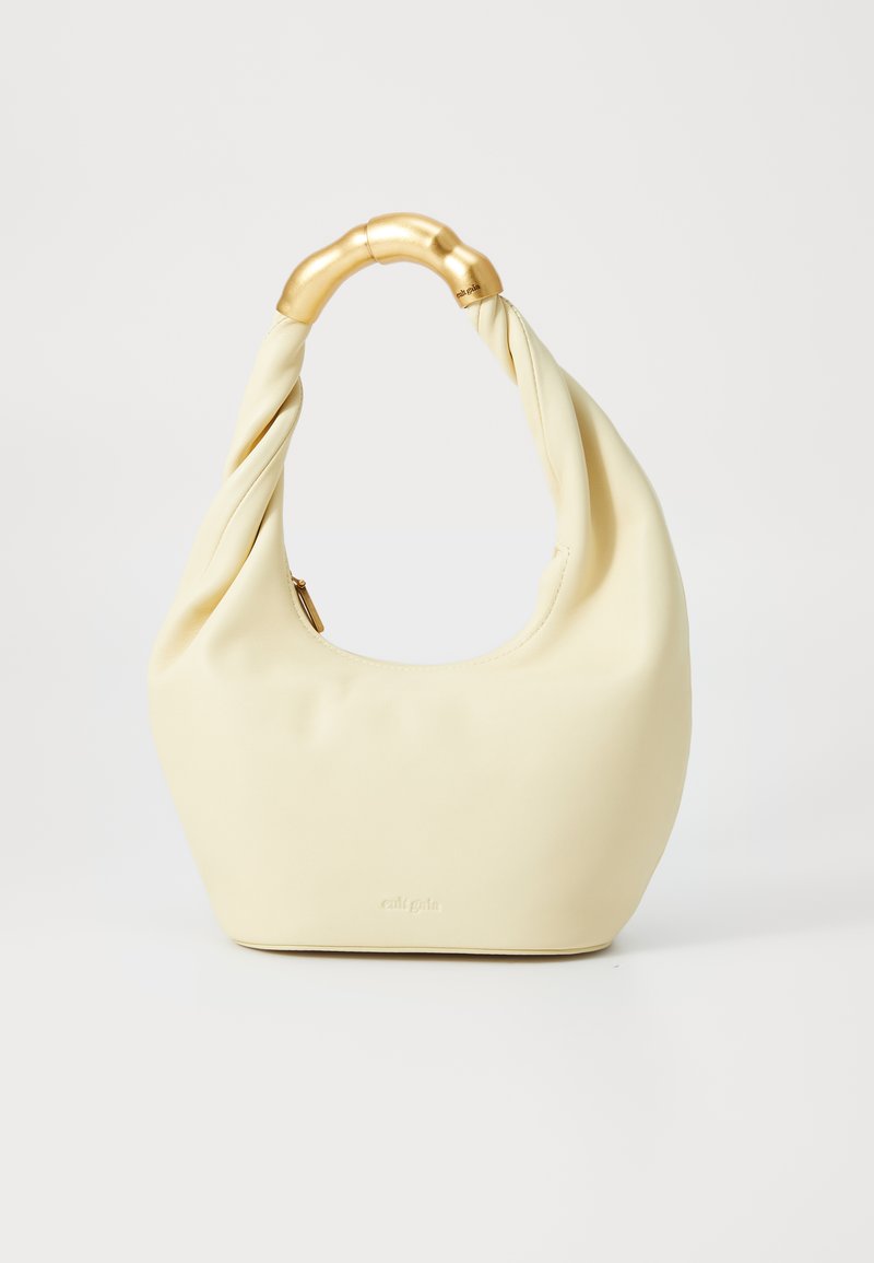 Κίτρινη τσάντα από τεχνητό δέρμα με πλεγμένη λαβή, χρυσές μεταλλικές λεπτομέρειες, στρογγυλό σχήμα και λεία υφή. Άνοιγμα με φερμουάρ.