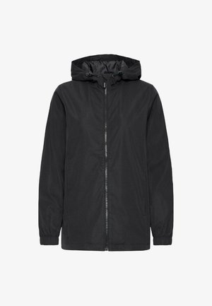 Jachetă neagră cu glugă, fabricată dintr-un material ușor, având un fermoar frontal, manșete elastice și un design simplu, minimalist. Fără modele proeminente.