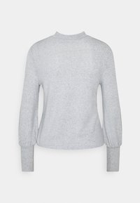 Lysegrå langærmet bluse med høj hals. Har sammentrukne ærmer og et blødt, tekstureret stof. Enkel, afslappet pasform.