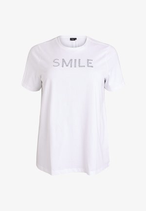 Balta kokvilnas T-krekls ar īsām piedurknēm un apaļu izgriezumu. Priekšpusē ir uzdrukāts vārds "SMIEKS" gaiši pelēkā, teksturētā dizainā.