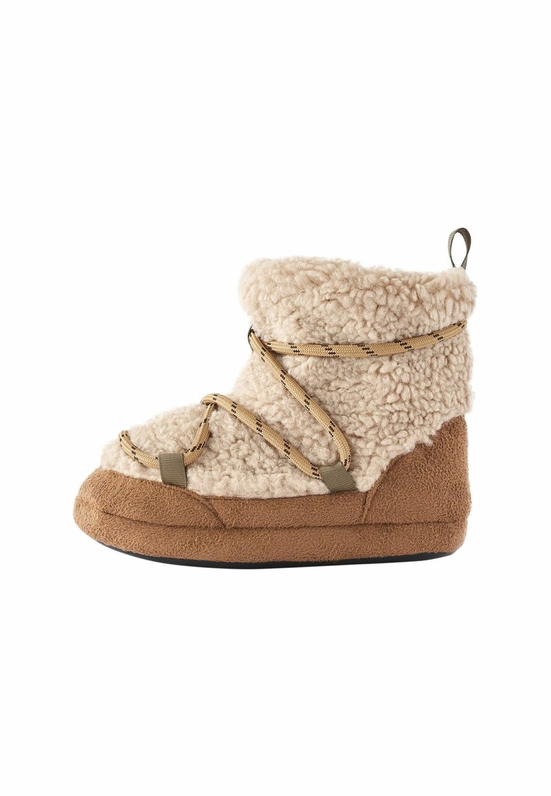 Beige und braune gefütterte Stiefel mit strukturiertem Obermaterial, kontrastierender Sohle und dekorativen Schnürdetails. Verfügt über eine Zuglasche für ein einfaches Anziehen.