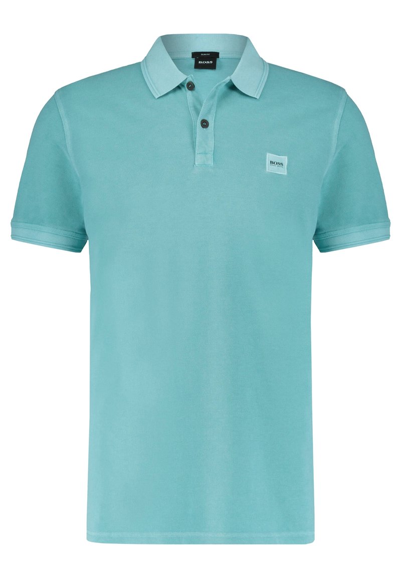Polo bleu clair à manches courtes avec col, patte à deux boutons et petit patch logo "BOSS" sur la poitrine gauche.
