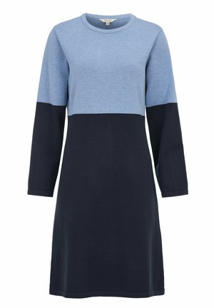 Gebreide jurk met een tweekleurig ontwerp, een lichtblauw bovenstuk en een donkerblauwe onderkant, lange mouwen en een ronde halslijn. Zachte textuur.