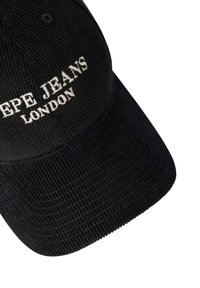 Cappellino da baseball in velluto a coste nero con logo ricamato bianco con la scritta "PEPE JEANS LONDON". Visiera curva e dettagli in tessuto strutturato.