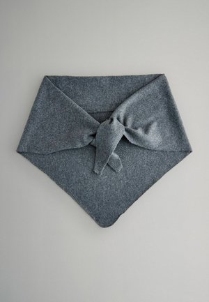 Sivá vlnená šatka v trojuholníkovom tvare, s uzlovým dizajnom na vrchu a jemnou textúrou so subtílnym leskom.