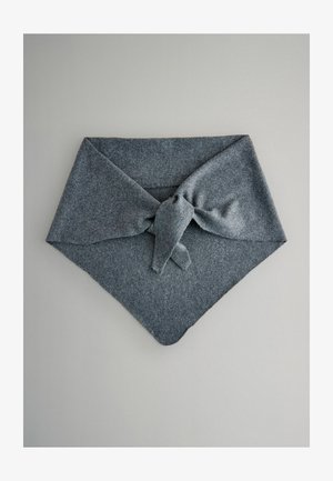 Sivá vlnená šatka v trojuholníkovom tvare, s uzlovým dizajnom na vrchu a jemnou textúrou so subtílnym leskom.