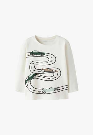 Biała koszulka z długim rękawem dla malucha z nadrukiem wijącej się drogi i czterech samochodów w różnych kolorach na przodzie.