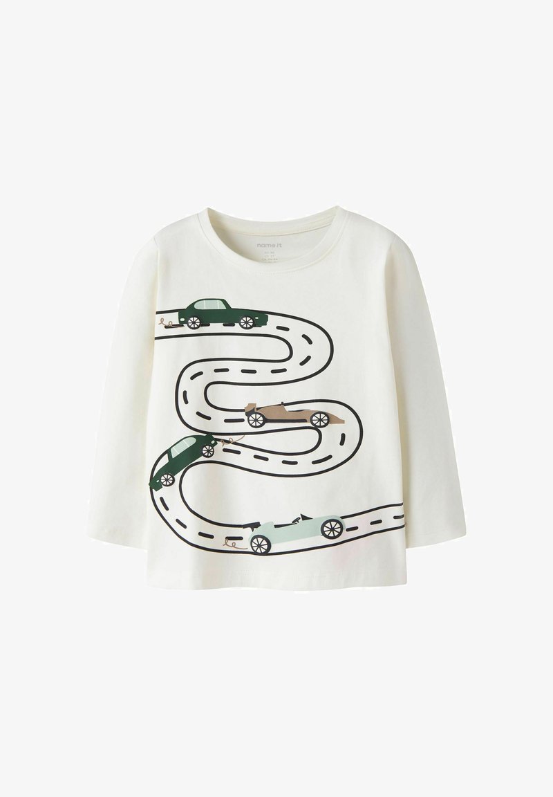 Chemise blanche à manches longues pour tout-petit avec une route sinueuse et quatre voitures de différentes couleurs imprimées sur le devant.