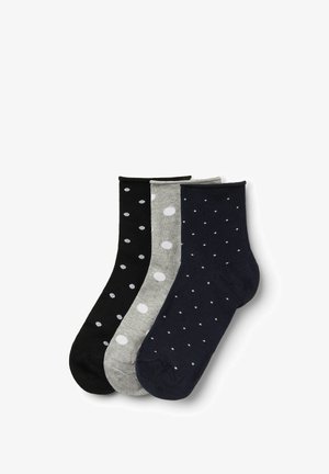 Trois paires de chaussettes à chevilles en noir, gris et bleu marine, chacune avec des pois blancs contrastants, fabriquées dans un matériau doux et extensible.