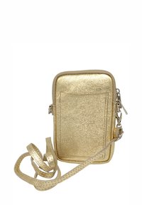 Sac bandoulière métallique doré avec une texture lisse, fermeture éclair et une poche extérieure. Bandoulière ajustable incluse. Forme rectangulaire compacte.