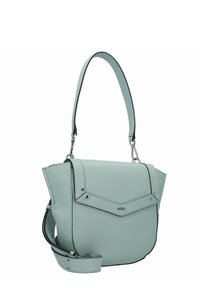 Vaaleansininen nahkakäsilaukku, jossa on jämäkkä muotoilu, etupuolella läppä, hopeiset yksityiskohdat ja irrotettava olkahihna.