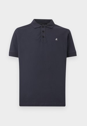 Σκούρο μπλε ναυτικό πόλο με κοντά μανίκια, τρία μαύρα κουμπιά και μικρό λευκό λογότυπο "R" στο αριστερό στήθος.