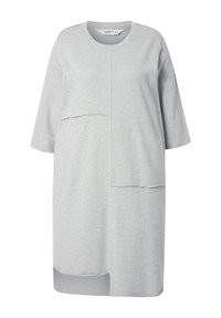 Robe oversize grise en coton doux mélangé. Dotée de manches trois-quarts, d'un ourlet asymétrique et de détails de couture superposés.