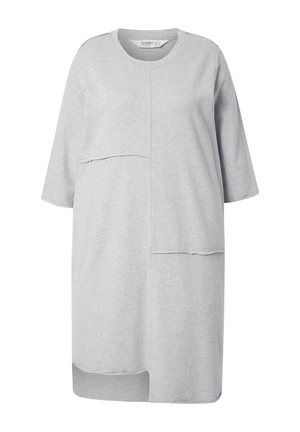 Abito grigio oversize realizzato in morbido misto cotone. Presenta maniche a tre quarti, orlo asimmetrico e dettagli di cucitura a strati.