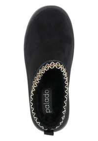 Svart toffel med mjukt mockamaterial, rund tå, tjock strukturerad sula och en dekorativ sömkant i vitt och guld.