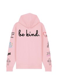 Roze hoodie met zwarte tekst "be kind." op de achterkant, versierde mouwen met harten, engelen, kruisen en diverse kleine teksten en illustraties.