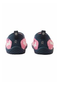 Dziecięce buty wodne z granatową cholewką i różowym wzorem na pięcie, z teksturowaną podeszwą i uchwytami do łatwego zakładania.
