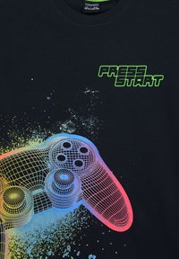 Czarna koszulka z kolorową, pikselową grafiką kontrolera gier oraz napisem "NACIŚNIJ START" w jaskrawej zieleni.