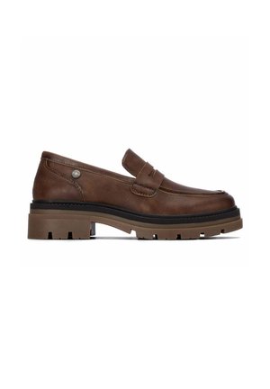 Mocasín grueso de cuero marrón con suela gruesa y dentada y tacón bajo, con una correa y un pequeño detalle de logo metálico en el lateral.