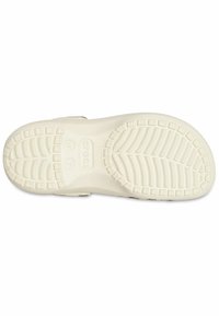 Witte rubberen zool van een schoen met gestructureerde patronen voor grip, met een gladde afwerking en een lichte kromming langs de randen.