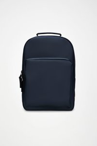 Marineblauer Rucksack mit glatter, matter Oberfläche. Verfügt über eine vordere Reißverschlusstasche und einen oberen Tragegriff. Minimalistisches Design ohne sichtbare Logos.