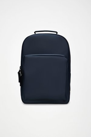 Mochila azul marino con una textura lisa y mate. Cuenta con un bolsillo frontal con cremallera y un asa superior. Diseño minimalista sin logotipos visibles.